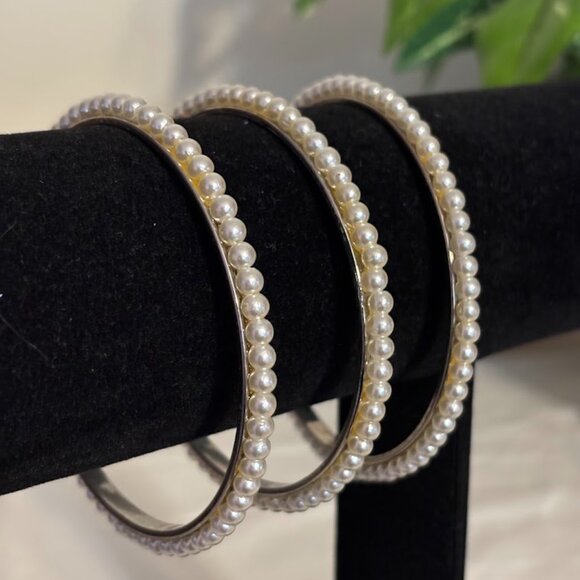Jewelry - Beautiful Pearl in Silver Tone a set of 3 Bracelets (size 8) with pouch